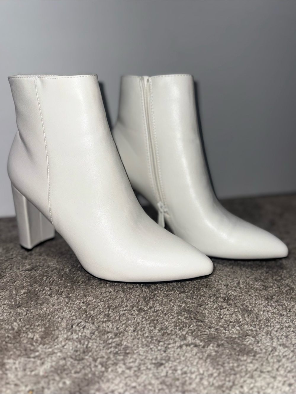 DREAM PAIRS Women’s White Pointed Toe Block Heel Ankle Boots Size 8